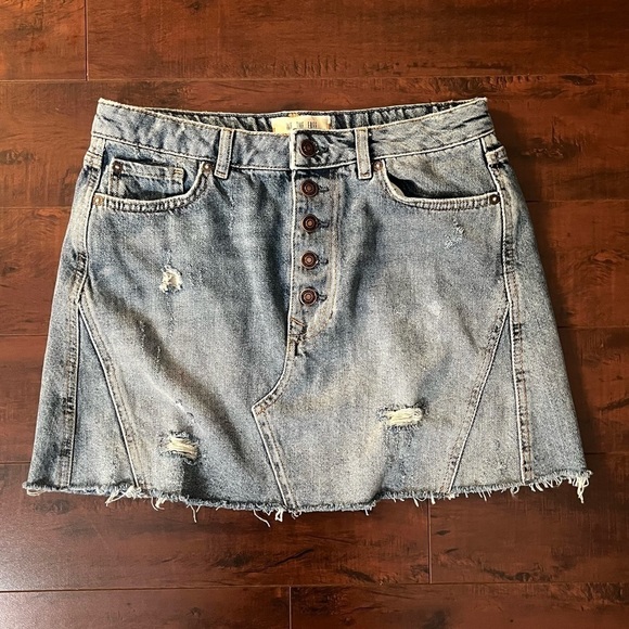 FREE PEOPLE We The Free Denim Mini Jean Skirt Raw Hem Button Fly Size 30 - Picture 4 of 13